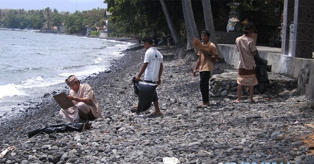 Beach Cleanup in Petitenget