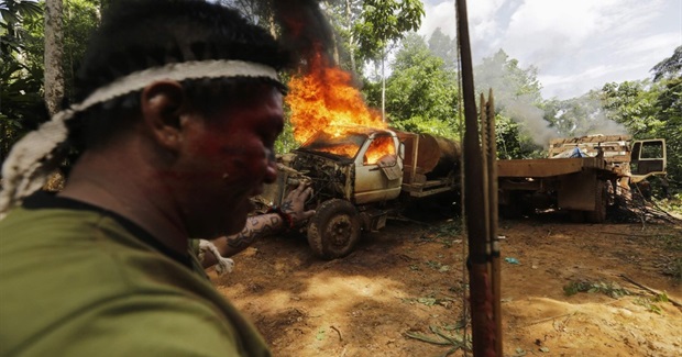 13 Incredible Photos of Amazon Tribe Fighting Back Against Illegal Loggers