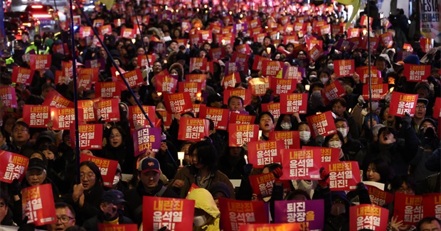 How to Stop Trump's Coup: Lessons From South Korea