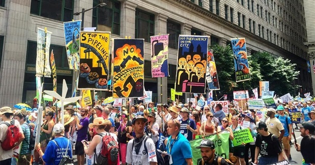 Demonstrators Demand 'Clean Energy Revolution' on Eve of Dem Convention
