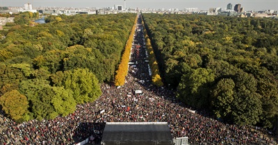 Hundreds of Thousands March in Berlin Against TTIP Trade Deal