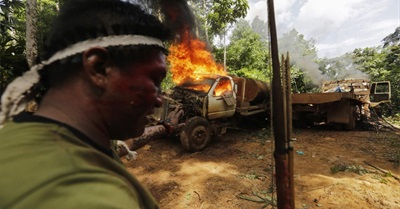 13 Incredible Photos of Amazon Tribe Fighting Back Against Illegal Loggers