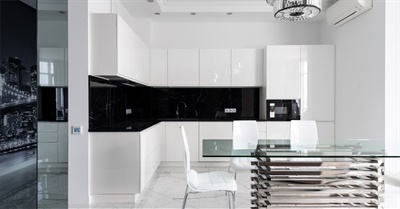 So entsperren Sie eine Küchenspüle ohne Kolben